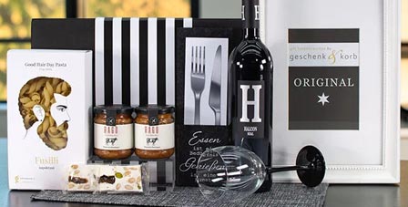 Stilvolle Geschenkkörbe für Männer mit herzhaften Delikatessen und edlen Getränken.